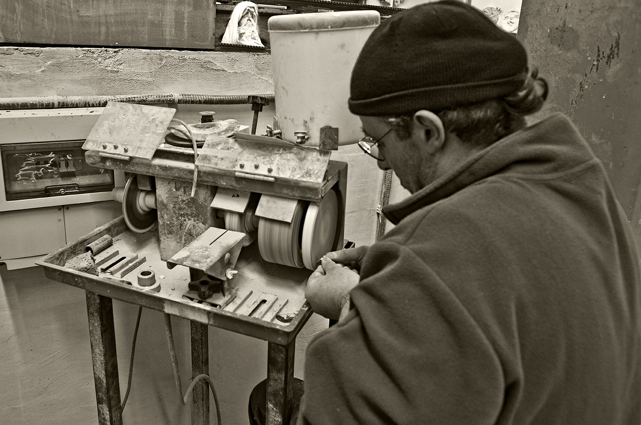 Scalpellini al lavoro nella Bottega